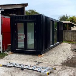 CONTAINER HOME DE 20 PIES CON O SIN ENERGÍA SOLAR  Este Container Home tipo efficiency cuenta con:  ✅ Habitación acogedora ✅ Baño completo ✅ Cocineta 