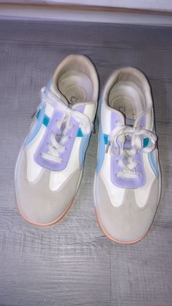 Women sneakers size 9