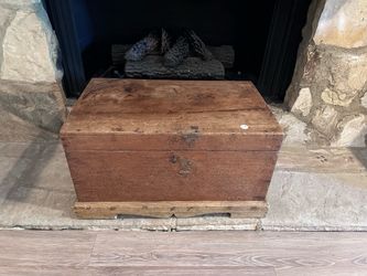 Vintage Wooden Storage Chest / Trunk – Rustic Farmhouse Decor
