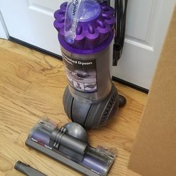 NEW cond Dyson ANIMAL BIG BALL VACUUM WITH COMPLETE ATTACHMENTS  , AMAZING POWER SUCTION  , WORKS EXCELLENT  , IN THE BOX 