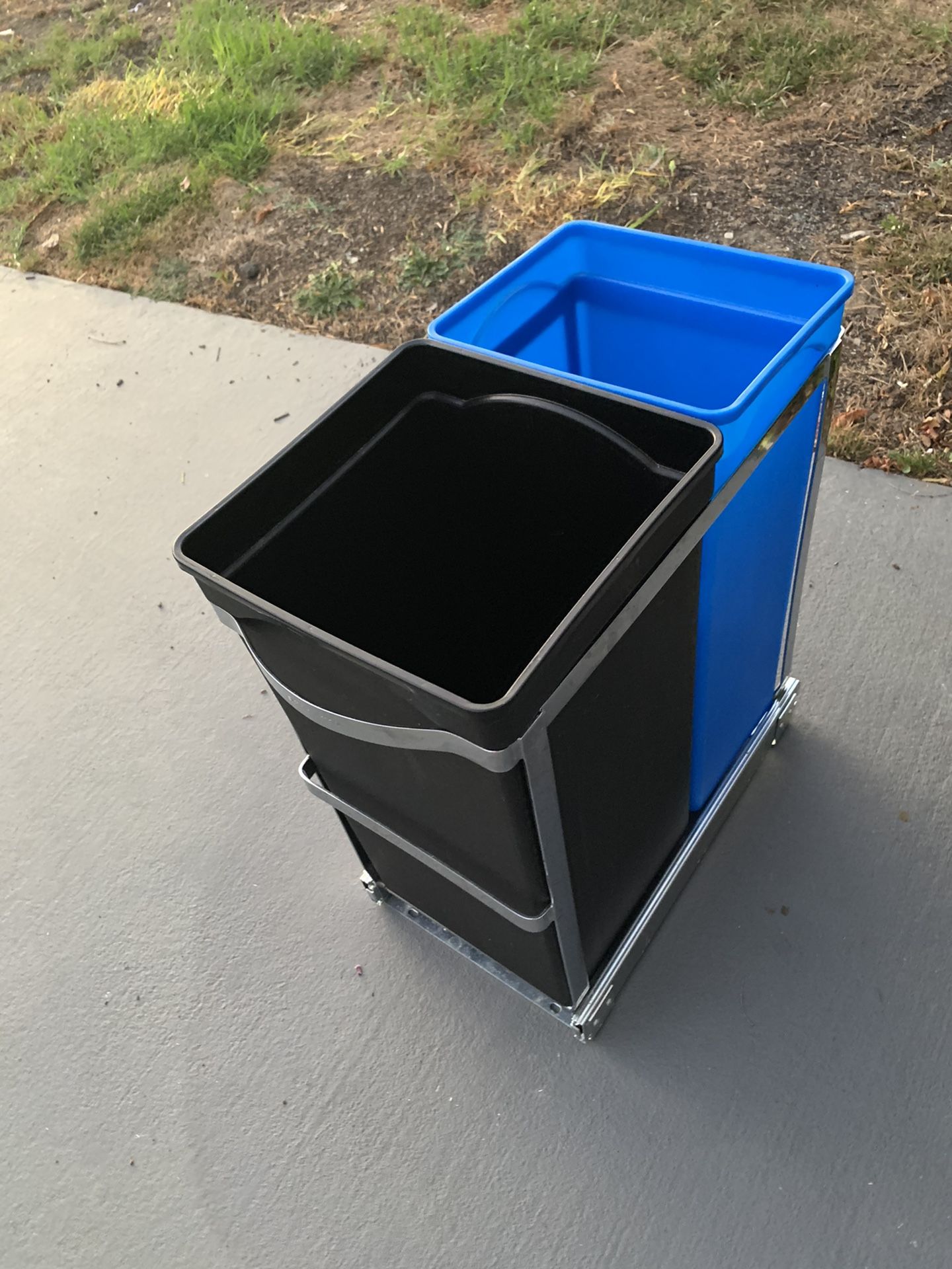 Simple Human Trash can and recycling