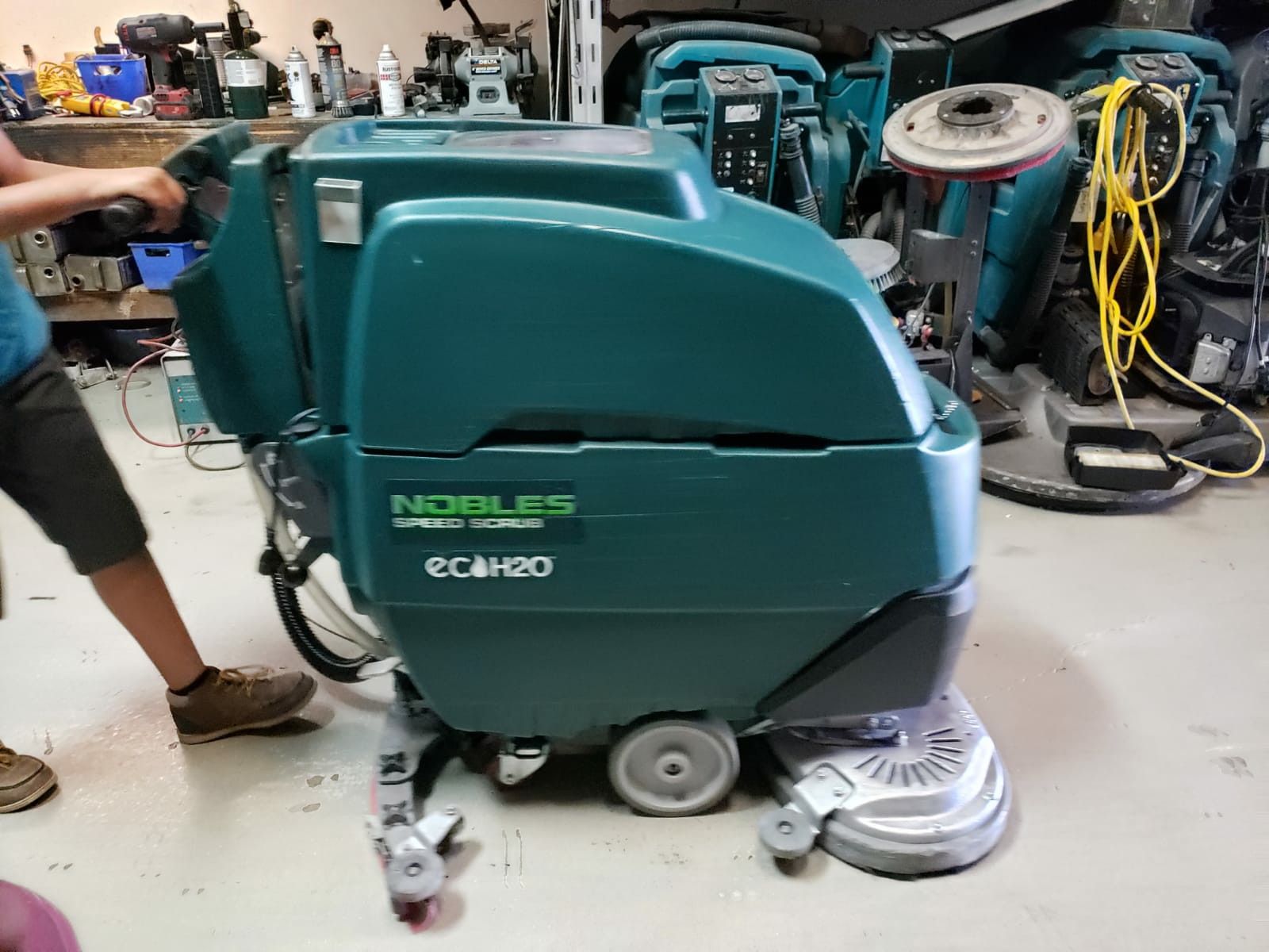 Floor scrubber nobles 24 "