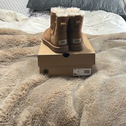 Uggs New 60 Size 8 Women’s 