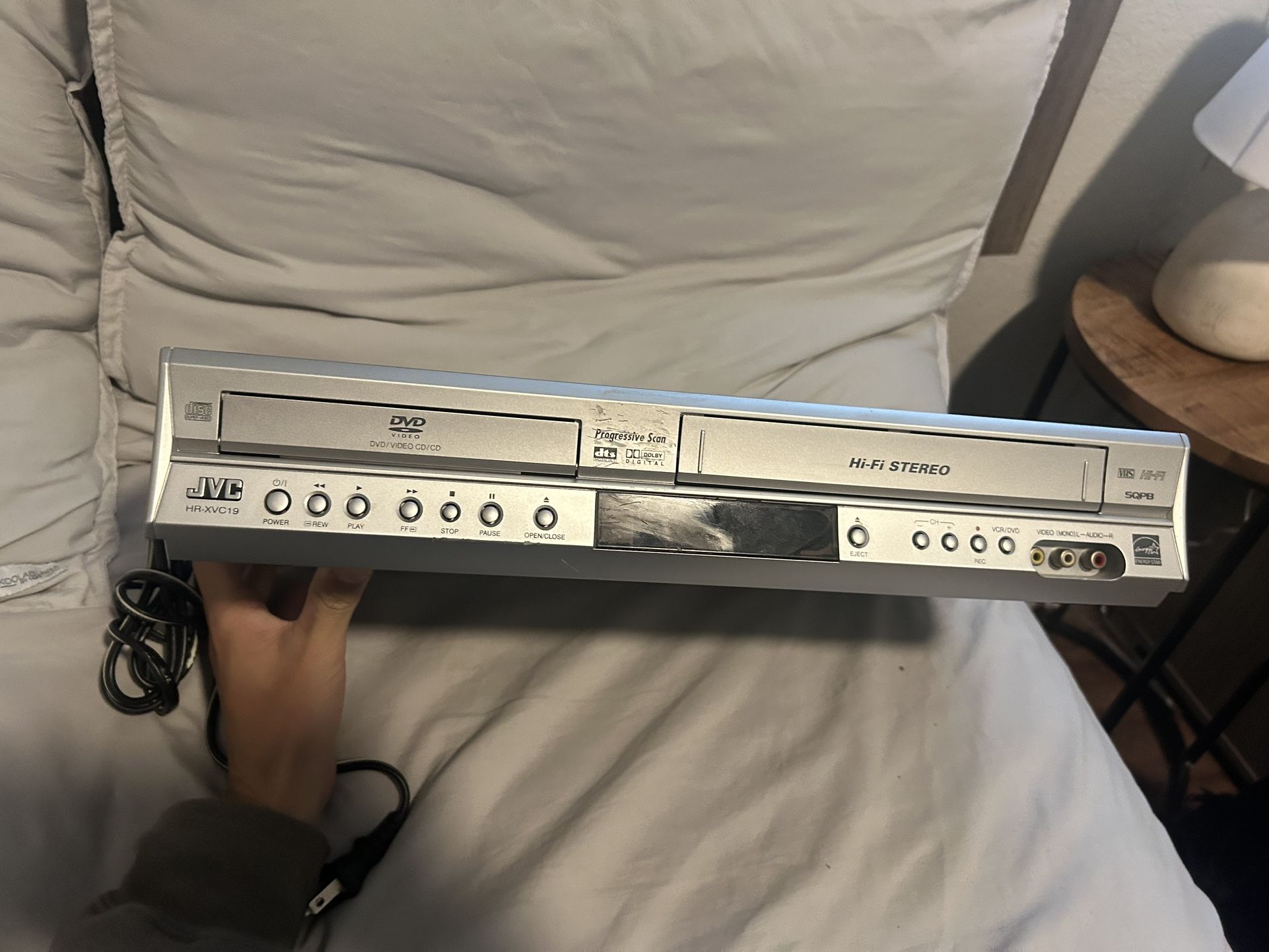 JVC HR-XVC17 Hi-Fi Stereo Progressive Scan VHS/DVD player No Remote