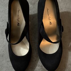 Cute Black Chunky Heeled Pumps (women's size 6.5)
