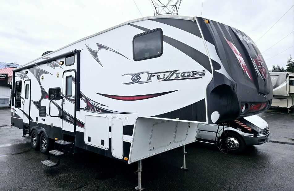 2012 Keystone Fuzion Z302 Toy Hauler
