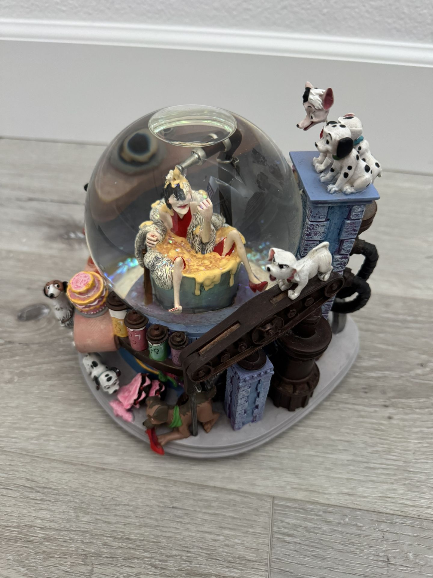 Cruella de Vil Snow Globe 