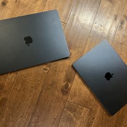 REFURBISHED Apple M2 slightly used notebook  (OBO)2 different books to choose from 