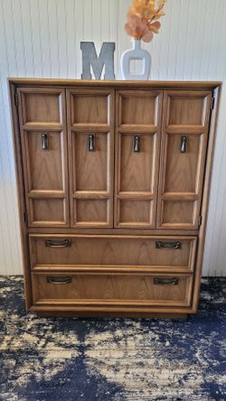STUNNING DRESSER