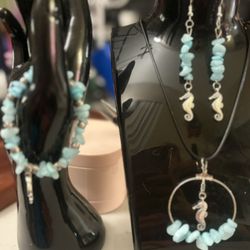 Aquamarine Crystal Chip Set With Seahorse Charms
