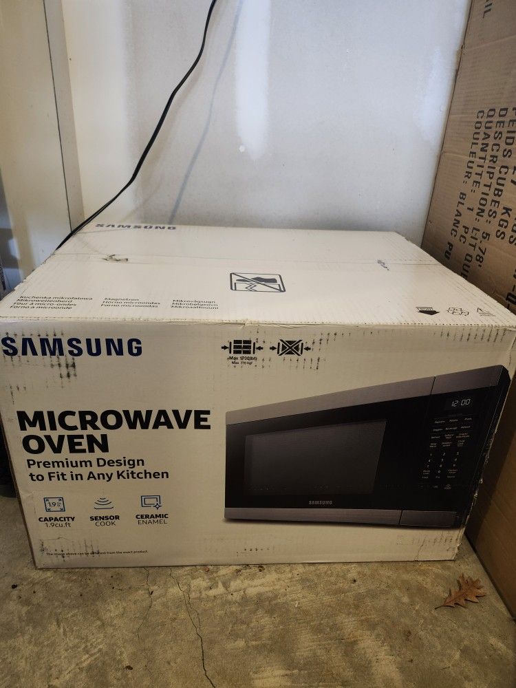 Samsung Microwave and Matching Trim Kit New In Box