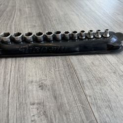 Snap-on socket and ratchet set