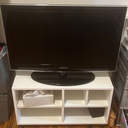 32 ‘ Samsung TV + Roku Stick