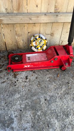 Used Rifa'a X35 R. It works very well, but one of the wheels—the one on the left—is missing.