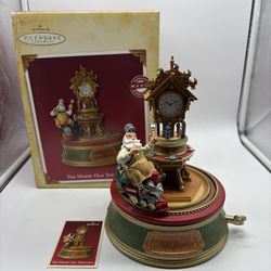Hallmark The Merry Old Toy maker Tabletop Musical Animated Santa Clock Works