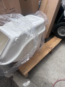 White Plastic Storage Container with Lid 5 gallon