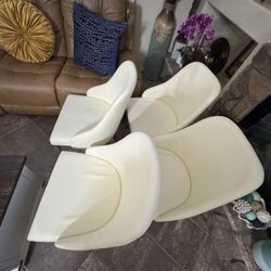 4 Chairs In Excellent Conditions 