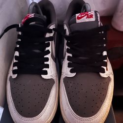 Travis Scott’s low top 1’s size 9.5