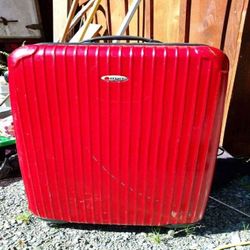 state law Travel Seamlessly with Sturdy Checked Suitcases!