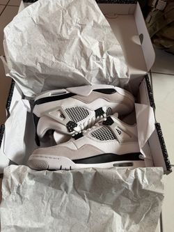 Jordan 4 Retro ( Size 9.5)