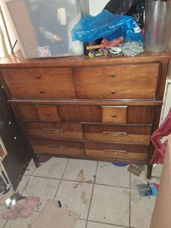 DRESSER WOODEN BROWN DEEP DRAWERS $50 OBO PICK UP ONLY