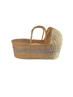The beautiful unisex bassinet for baby is a stylish and functional piece of nursery furniture. Designed for both baby boys and girls, this bassinet is