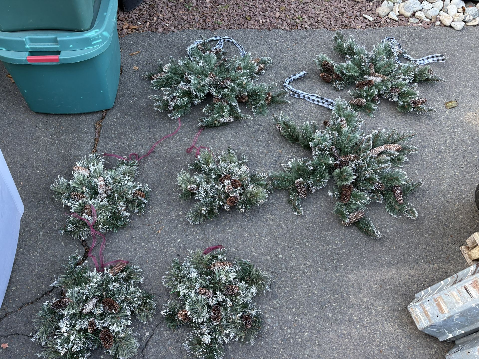 7 Outdoor Christmas Window Wreaths 