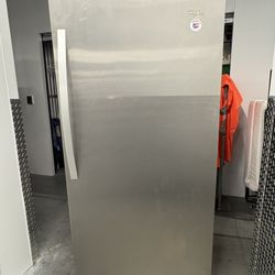 Whirlpool Refrigerator Model WSR57R18DM01 17 Cu. ft