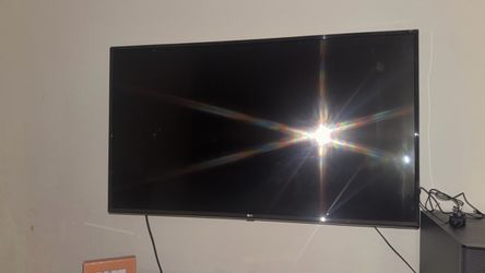 LG Flat Screen TV Wall Mounted