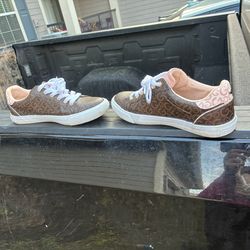 Women's size 7 guess sneakers