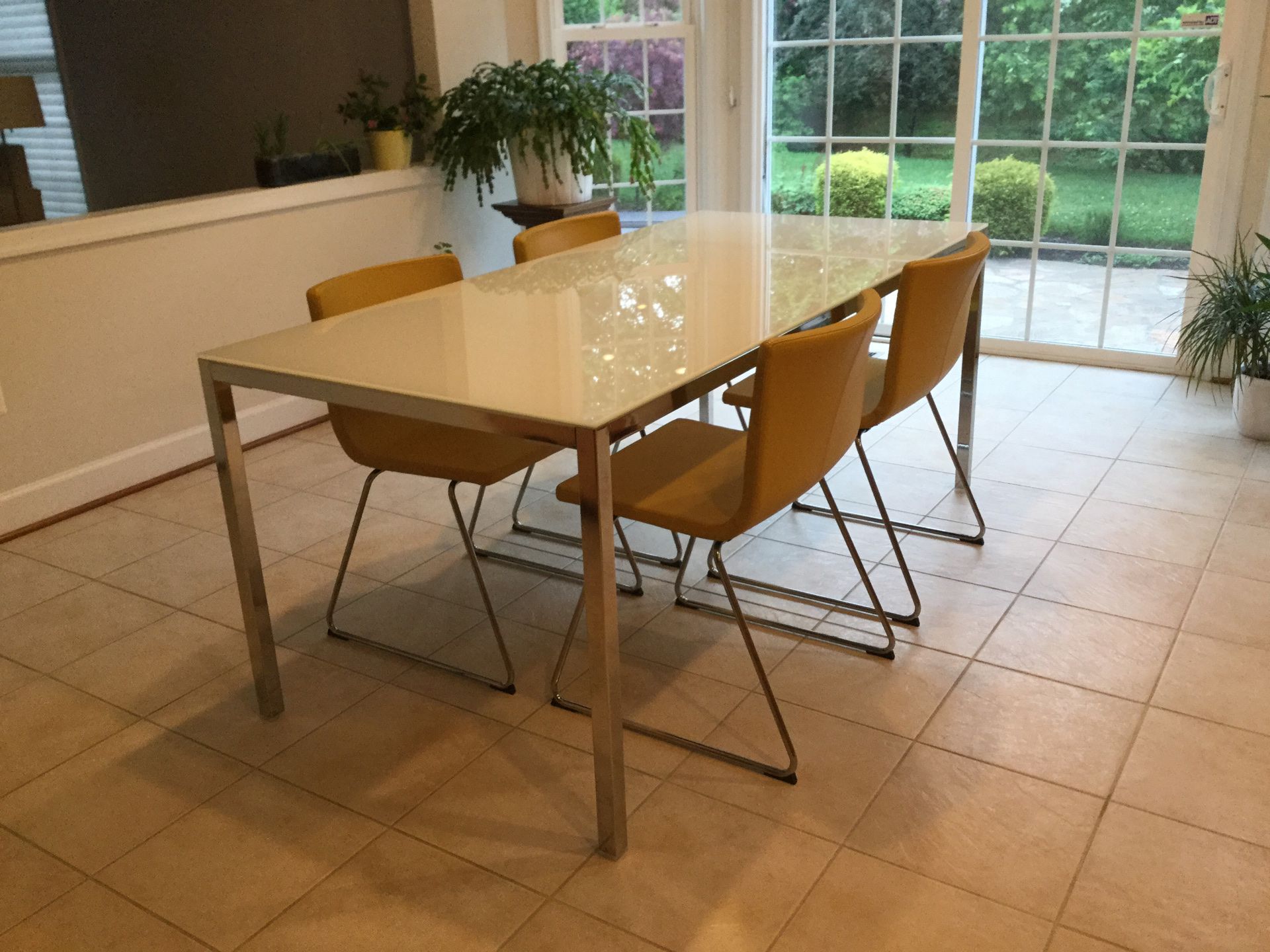 Dining table with 4 leather chairs
