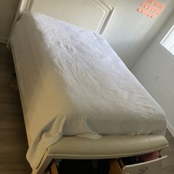 Elegant Full Bed Frame ! $250 Delivery 🚚 Included!