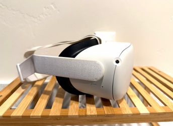 Oculus / Meta Quest 2 All-In-One VR Headset - White