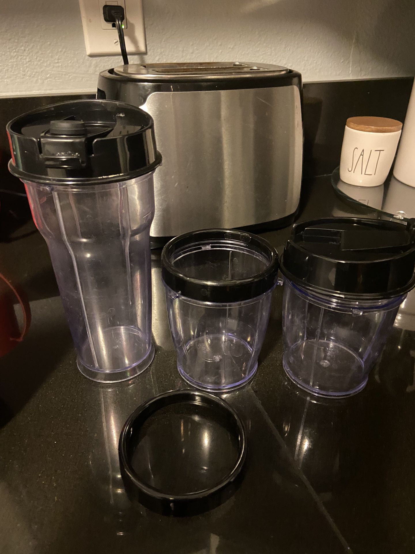 Magic Bullet Mini 14 oz. Compact Personal Blender Silver/Black for Sale in  Boston, MA - OfferUp