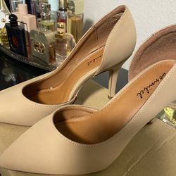 Nude Pumps