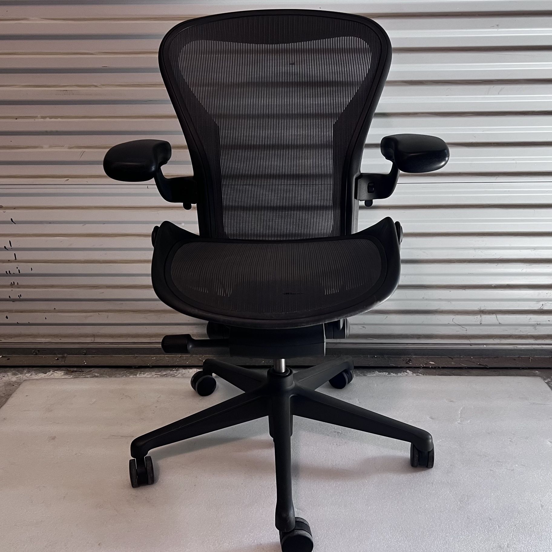 Herman Miller Aeron Remaster Office / Task Chair Size B Clean