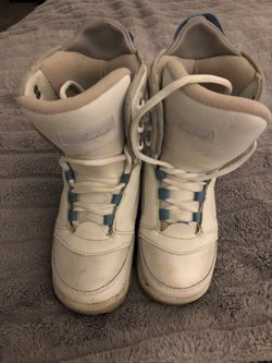 Snowboarding boots