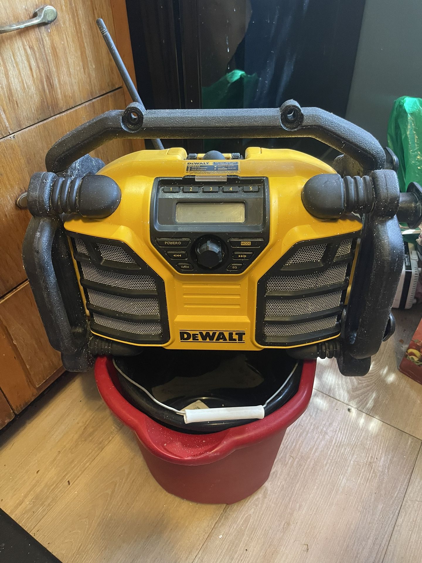 Dewalt DCRO15 Radio and charger