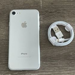 Apple iPhone 7 - 32 GB - Silver (Unlocked) (Single SIM) Smartphone