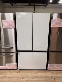 Brand-New Samsung - BESPOKE 30 cu. ft. 3-Door French Door Smart Refrigerator with Beverage Center - White Glass Model: RF30BB660012
