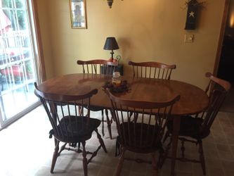 Nice table w/5 chairs