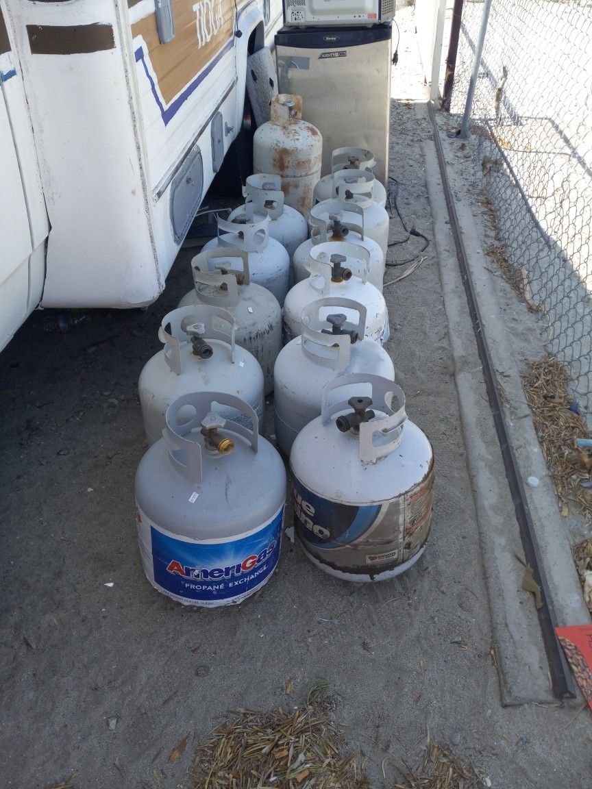 11 FULL PROPANE TANKS @ 40 EA