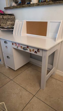 Kids desk