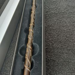 An official Hermione Granger Wand brought from the Harry Potter Warner Bros Shop. In excellent condition and looks brand new. 