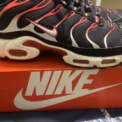 Size 10 -Nike Air Max Black University Red 