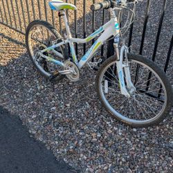 GIANT AREVA new was $375+tax 24"-Tires,Frame - 13",21-Speed