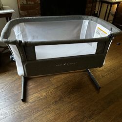 Baby bedside bassinet (FREE)