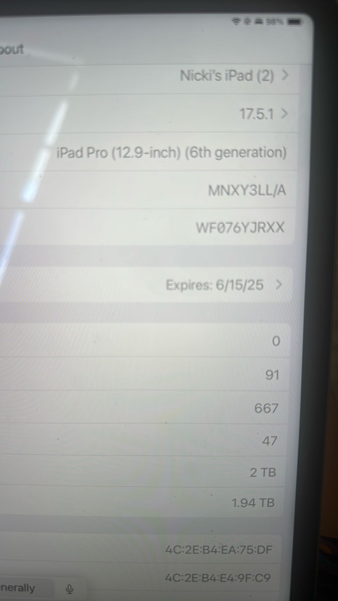 iPad Pro 12.9 6th generation 2TB With charging case