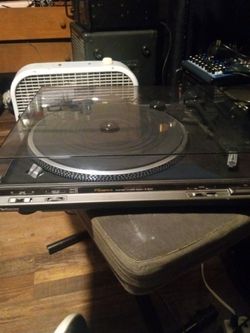 Awesome shape techniqs sl bd-22 turntable plays great 100 bucks cash