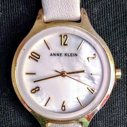 ladies womens Ann Klein mother of pearl face watch with a new battery $5